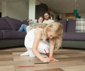 Detail vinylovej podlahy s realistickým dekorom dreva